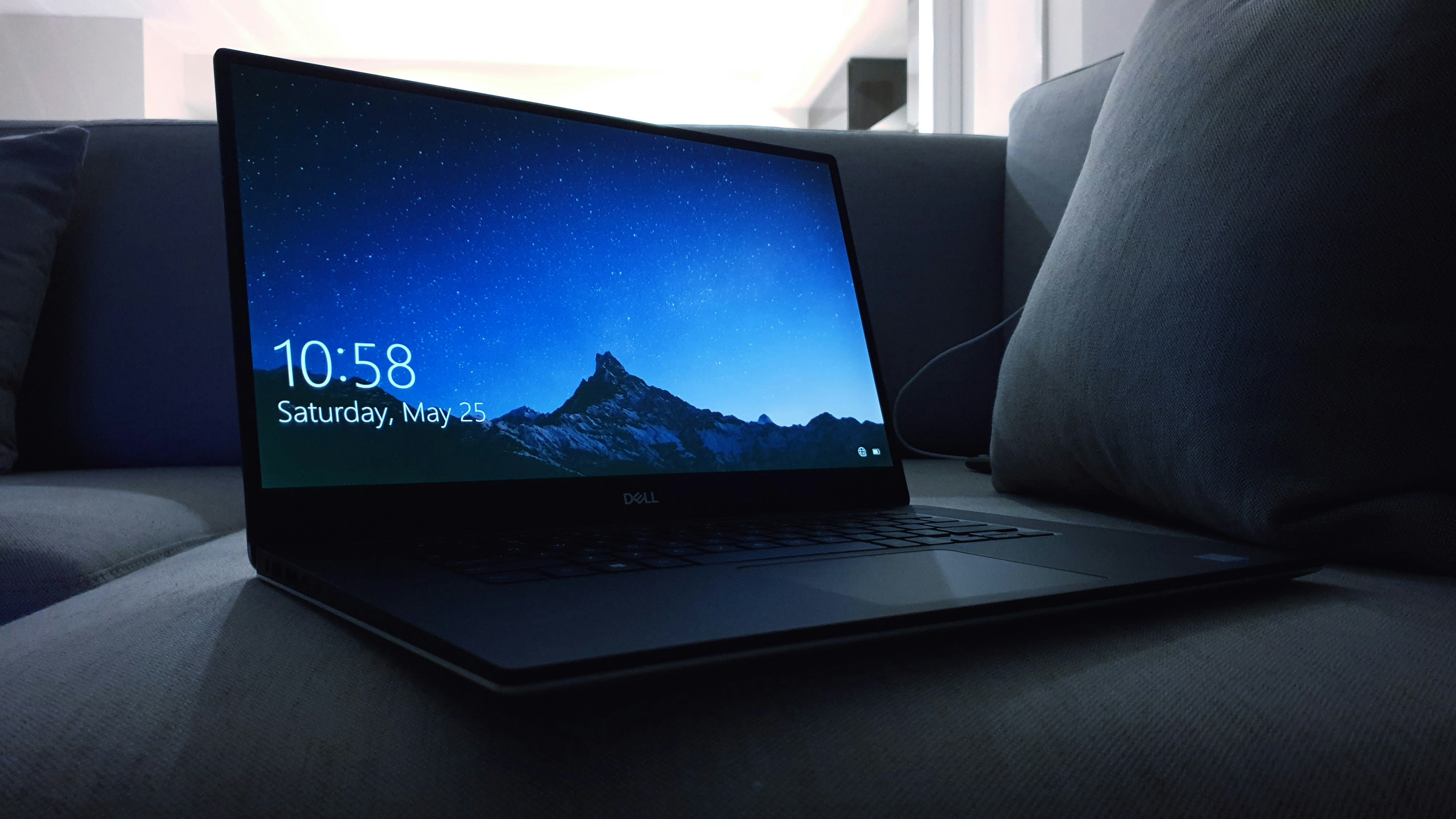Schwarzer Laptop auf Sofa mit Windows 10