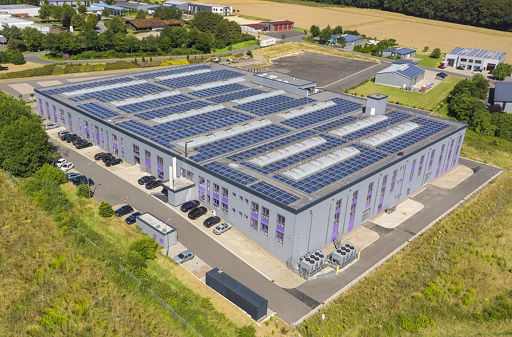 Vogelperspektive auf ein modernes Industriegebäude, Rechenzentrum der TERRA CLOUD