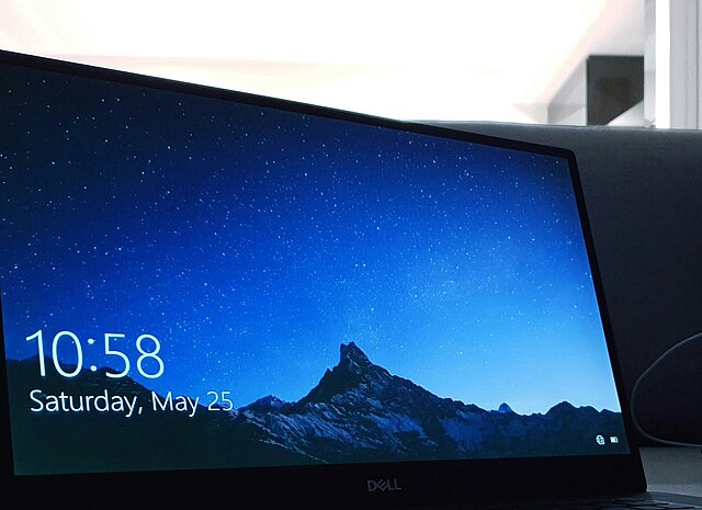 Schwarzer Laptop auf Sofa mit Windows 10