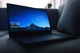 Schwarzer Laptop auf Sofa mit Windows 10